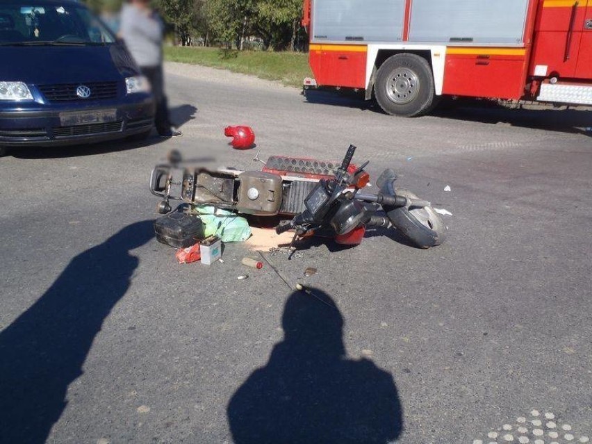 Brzezna. Motorowerzysta ranny w zderzeniu z samochodem [ZDJĘCIA]