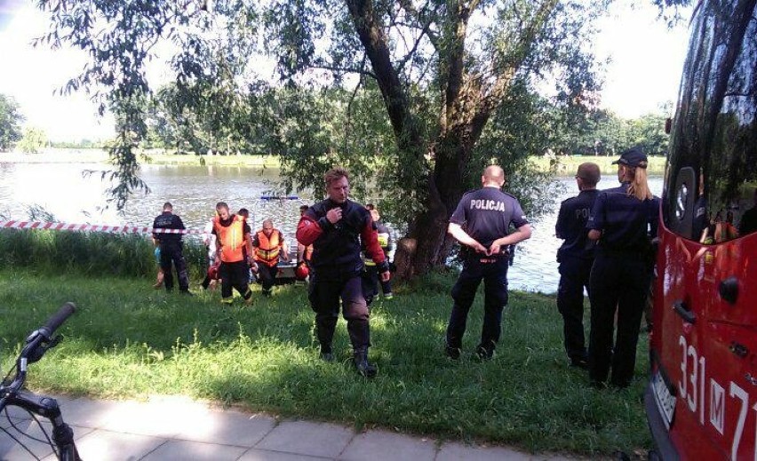 Młody chłopak utopił się w zalewie na Borkach na oczach kolegi. Jego ciała szukali nurkowie