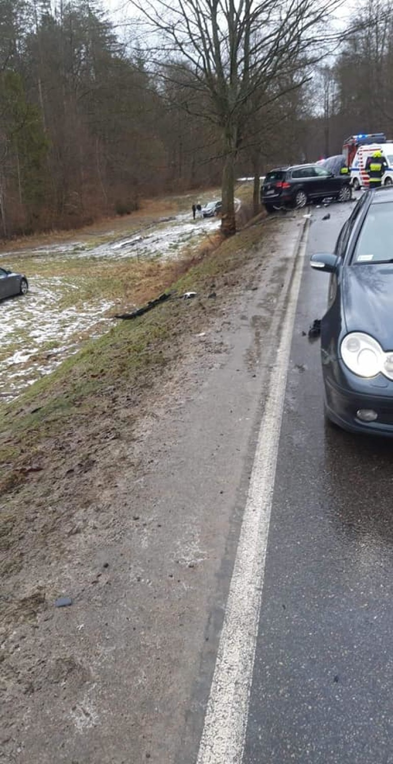 Cztery osoby ranne w wypadku na trasie Kartuzy - Smętowo Chmieleńskie (13.03.2021) 