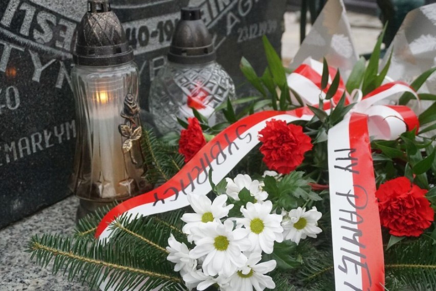 Kwiaty i znicze złożono pod pomnikiem na cmentarzu przy ul....