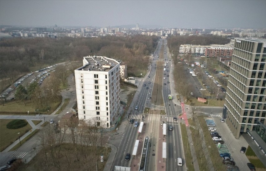 Kraków. Niedokończony akademik jest jednym z największych pustostanów w mieście. Zobaczcie, jak z góry wygląda "czyżyński szkieletor" 10.04.