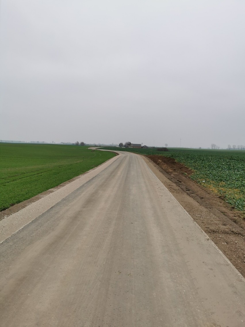 Budowa drogi w Mokronosach pod Damasławkiem. Zakończono kolejny etap
