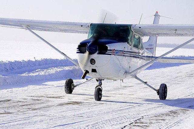 Dyrekcja Aeroklubu Częstochowskiego uważa że zima to także jest okres, kiedy się lata. 
Fot. Krystian Jamr&oacute;z