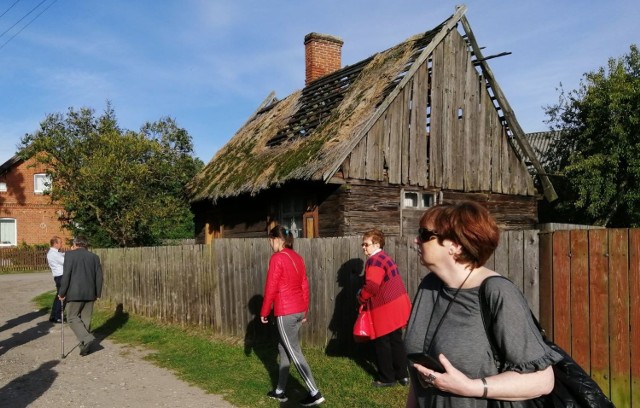 Borowiackie chaty w Kręgu w gminie Śliwice powoli popadają w ruinę. A mógł być tam skansen!