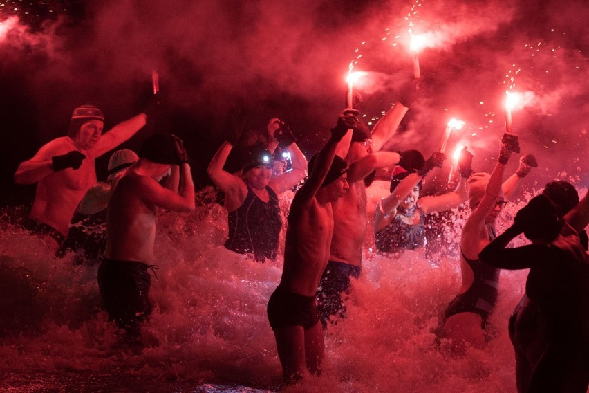 Nocne morsowanie w lodowatym Bałtyku. Morsy z Ustki kąpały...