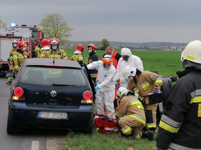 Dachowanie samochodu za Małachowem. Kierowcy udało się opuścić pojazd