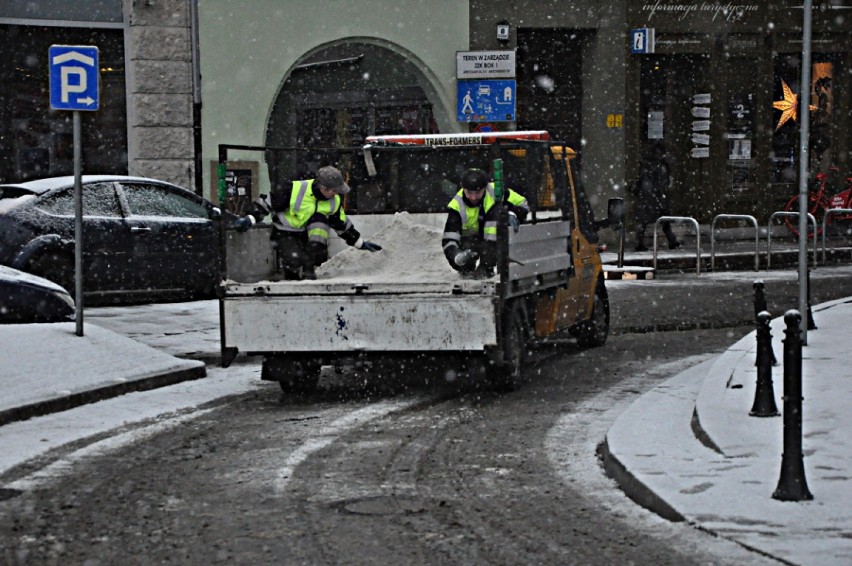 Pada śnieg, pada śnieg. A na drogach...  [ZDJĘCIA]