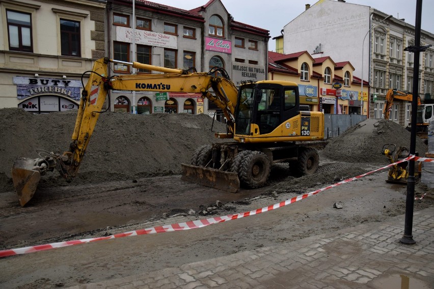 Trwa przebudowa ul. Grunwaldzkiej. Centrum Jarosławia jest rozkopane [ZDJĘCIA]