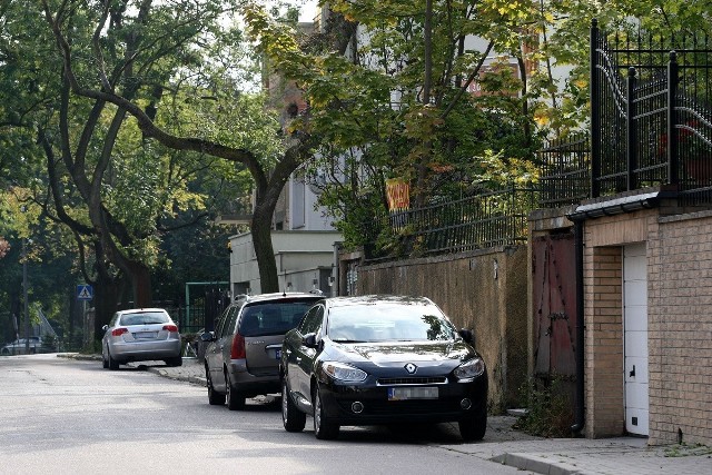 Wezwania do  opłaty za parkowanie znajdują mieszkańcy gdyńskiej Kamiennej Góry, którzy parkują na wjazdach do własnych posesji lub garaży. Z prośbą o interwencję zgłosili się do radnych dzielnicy. Rajcy ustalili, że takie wezwania do zapłaty wystawiane są niezgodnie z prawem. Urzędnicy obiecują, że wezwania do zapłaty zostaną anulowane. 

Strefa Płatnego Parkowania na Kamiennej Górze obowiązuje od listopada ub.r. i obejmuje także drogi publiczne w okolicach dzielnicy, czyli ul. Krasickiego oraz odcinek al. Piłsudskiego od ul. Legionów do pętli autobusowej na pl. I Brygady Pancernej, wraz z parkingiem. Płacić trzeba też nieco dalej, bo na ul. Tadeusza Wendy i św. Piotra. Kto nie wykupi w tej części Gdyni biletu w parkometrze, dostanie mandat. Również za nieopłacone parkowanie na wjeździe na własną działkę.