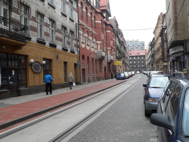 Przystanek na ul.Moniuszki. Wysepka jest udogodnieniem dla pasażerów, którzy jeżdżą tramwajem. A tramwaje mają zacząć jeździć tą trasą już w czerwcu.