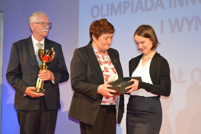 Pierwsze miejsce i cenne nagrody rzeczowe oraz pieniężne, otrzymała Anna Szatkowska reprezentująca okręg Wielkopolska południowa (z prawej).