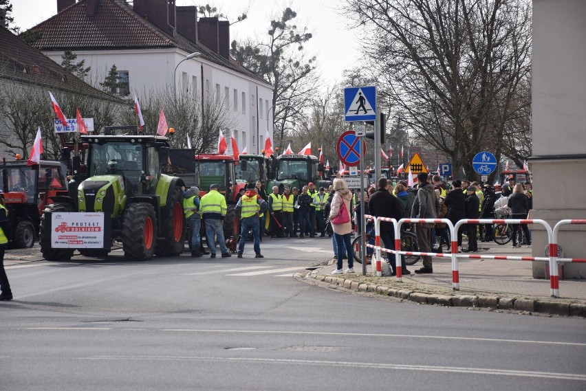 Protesty rolników w powiecie szamotulskim. Rolnicy blokowali drogę przy Urzędzie Miasta i Gminy w Szamotułach [ZDJĘCIA]