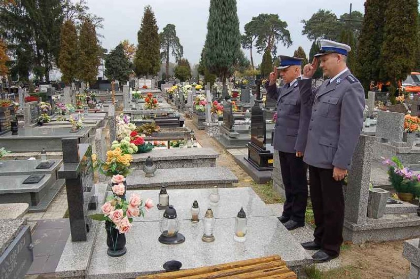 Policjanci na grobach swoich kolegów