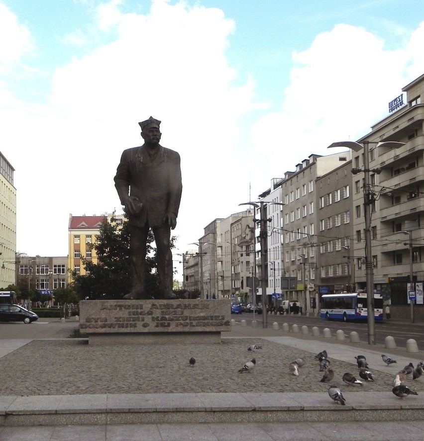 Pomnik Abrahama oblegają już tylko gołębie. Fot. Darek...