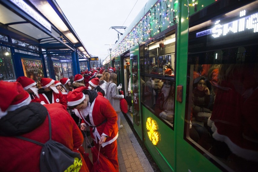 Świąteczny tramwaj MPK. 143 Mikołajów rozdawało prezenty [ZDJĘCIA]