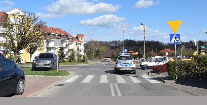 Kwidzyn. Zderzenie na skrzyżowaniu ulic Chrobrego – Sokola. Poszkodowaną jest ciężarna pasażerka deawoo