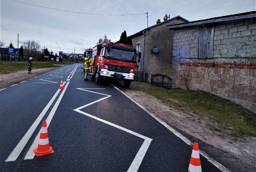 Pożar sadzy w kominie domu w Tuchomiu. Strażacy apelują: Wezwij kominiarza!