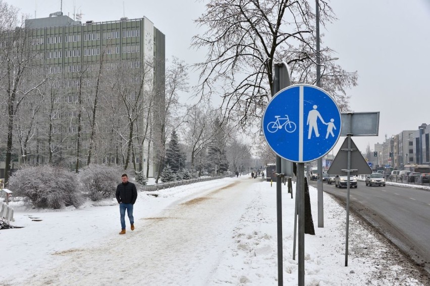 Fatalny stan ścieżek rowerowych w Kielcach. Kto odpowiada za odśnieżanie?