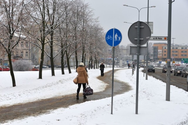 Ścieżka biegnąca wzdłuż alei IX Wieków Kielc nie jest w najlepszym stanie, ale da się nią przejechać.