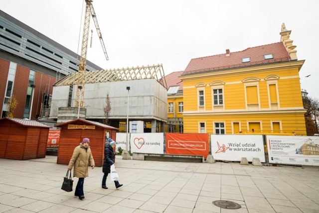 Podglądamy jak idą prace przy rozbudowie gmachu Muzeum Okręgowego im. Leona Wyczółkowskiego przy ul. Gdańskiej w Bydgoszczy. Zobaczcie, jak rośnie nowa bryła.

Rośnie nowa część gmachu Muzeum Okręgowego w Bydgoszczy. Po pracach konserwatorskich przy głównym, zabytkowym budynku "Wyczóła", zaczęła się rozbudowa obiektu od strony placu przy Drukarni. Teraz już widać nowy budynek. 

Nowa, dobudowana część muzeum estetyką i kolorystyką ma z jednej strony nawiązywać do spichrzy, z drugiej zaś stanowić łącznik między zabytkowym budynkiem muzeum a nowoczesną bryłą Drukarni. To właśnie w częściowo przeszklonej dobudowanej części znajdzie się główne wejście.