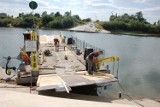 Otfinów. Przedłuża się remont promu na Dunajcu. Kierowcy jeszcze do połowy sierpnia muszą korzystać z objazdów