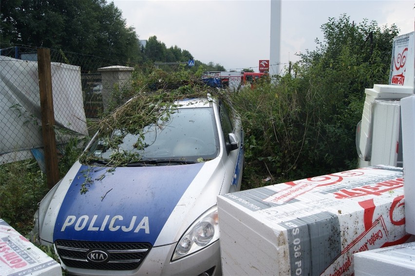 Zakopane: wypadek radiowozu. Policja wjechała do składu budowlanego