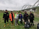 Nie będzie wstydu przed turystami. Mieszkańcy i strażacy sprzątali Jezioro Mucharskie. Tysiąc worków z odpadami [Zdjęcia]