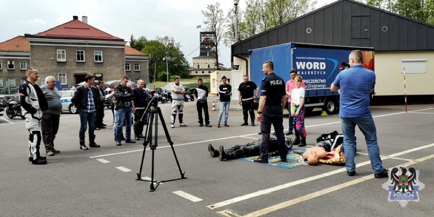 Wałbrzyscy policjanci z Wojewódzkim Ośrodkiem Ruchu Drogowego w Wałbrzychu zorganizowali „Zlot motocyklowy”