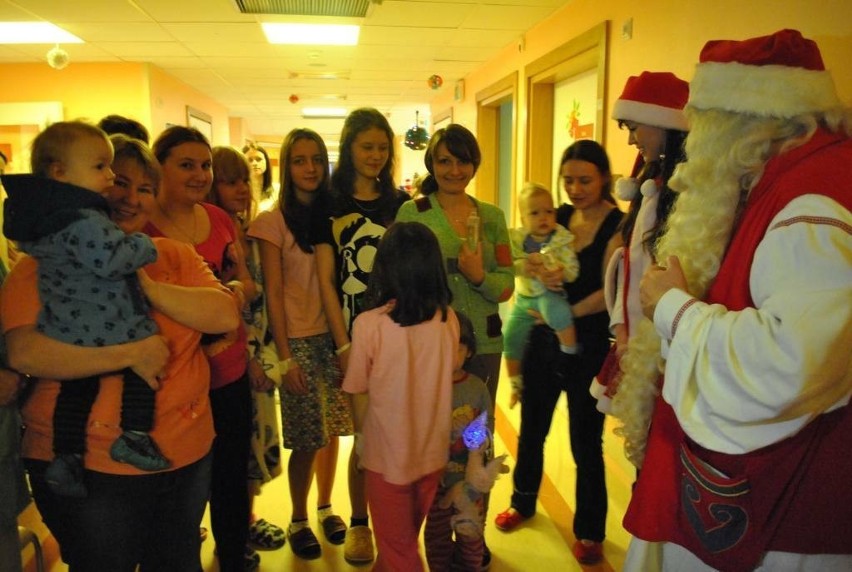 Święty Mikołaj z Rovaniemi w Finlandii odwiedził szpital w...