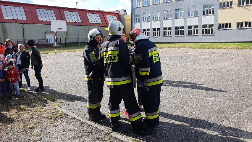 ZSO Hel - szybka ewakuacja szkoły. Nieznany sprawca wtargnął do szkoły i zostawił tu plecak. Mężczyznę złapała Straż Miejska Hel