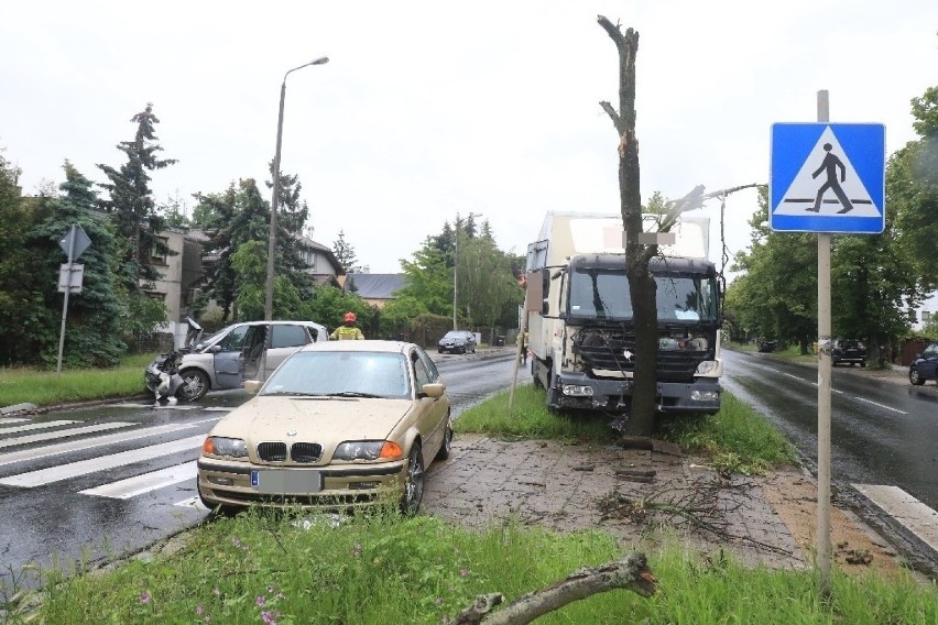 Wypadek na Kochanowskiego. Ciężarówka na drzewie, dwie osoby ranne! Ogromny korek w stronę Psiego Pola [ZDJĘCIA]