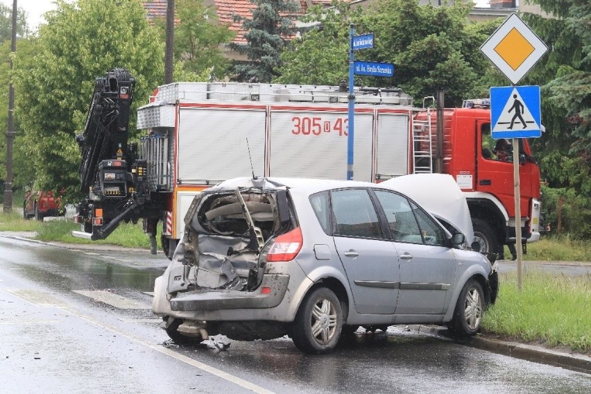 Wypadek na Kochanowskiego. Ciężarówka na drzewie, dwie osoby ranne! Ogromny korek w stronę Psiego Pola [ZDJĘCIA]