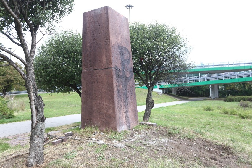 Pomnik gen. Berlinga zniszczony. Monument został ''zniesiony społecznie przez Niezłomnych'' 