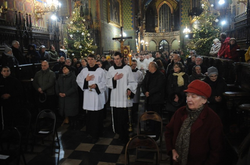 Kraków. Wśród huku petard odpalanych w mieście odprawiono pasterkę noworoczną u franciszkanów [ZDJĘCIA]