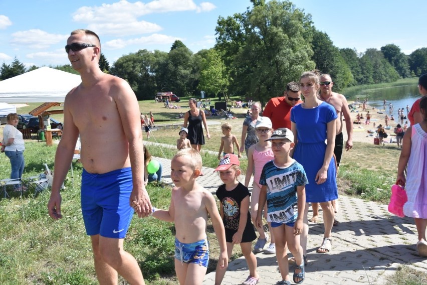 Tłumy na plaży Włókna w Potrzanowie. Część z osób to plażowicze, część uczestnicy rodzinno-edukacyjnego pikniku 