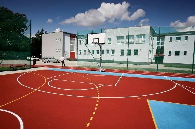 Wrocławskie szkoły remonty - nowe boisko w XI LO