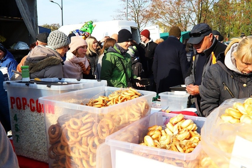 Cmentarny biznes to nie tylko kwiaty i znicze. Ale szaszłyki, balony i obwarzanki