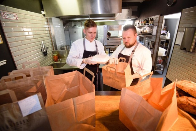 Wyzwanie zainicjowali Agnieszka, Marta i Paweł, kt&oacute;rzy prowadzą &bdquo;FoodBook Toruń&rdquo;, czyli subiektywny toruński informator dla miłośnik&oacute;w jedzenia. &ndash; Ruszamy z kulinarnym wyzwaniem, jakiego jeszcze nie było w naszym mieście &ndash; napisali w mediach społecznościowych. Co sami zam&oacute;wili w ostatnim czasie na wynos? Z menu Restauracji Monka wybrali chałkę z kaczką, z oferty restauracji 4 Pory Roku &ndash; klasycznego burgera i delikatnego jesiotra z zielonym tagliatelle, w restauracji Piernicova postawili na żurek kujawski, gęsie pipki oraz piernikowe tiramisu, z kolei w restauracji Bangkok zam&oacute;wili aromatyczny i pikantny tom yum, pad kee mao z ryżem oraz pad thai z warzywami. Jeśli ślinka Wam cieknie po przeczytaniu tego zdania, to znak, że powinniście wziąć udział w #takeawaychallenge.