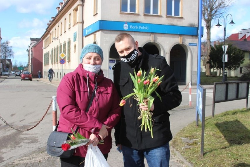 Męska część kadry Sławieńskiego Domu Kultury rozdawała paniom kwiatki i zniżki na bilety do kina
