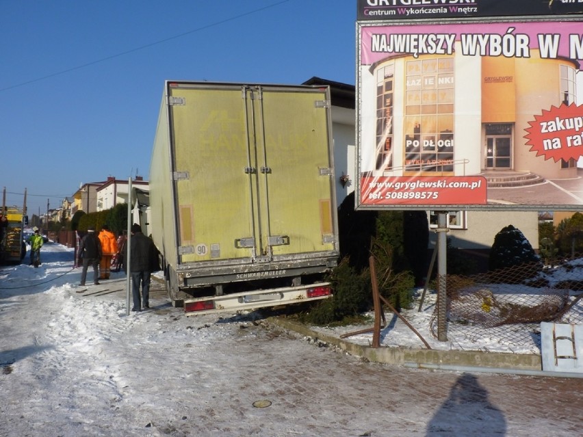 Wypadek w Kamieńsku. Tir wjechał w dom