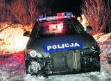 Pościg w Mierzęcicach i Przeczycach: Przestępca chciał przejechać policjanta i zniszczył radiowóz