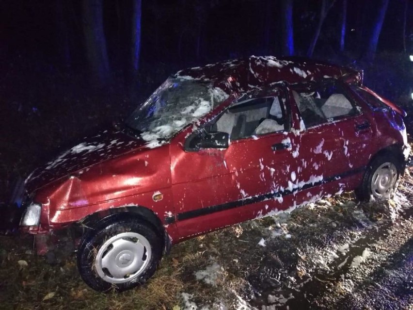 STRAŻACY W AKCJI: Wypadek na trasie Zduny-Baszków. Jedna osoba poszkodowana [ZDJĘCIA]