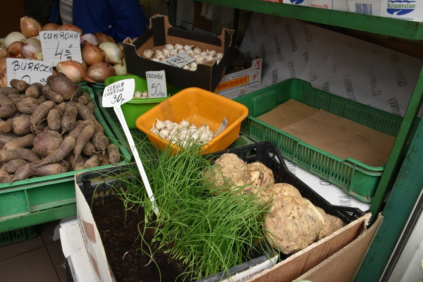 Chełm. Pelargonie, begonie, surfinie, petunie, a także duży wybór sadzonek warzyw na chełmskim bazarze. Zobacz zdjęcia 