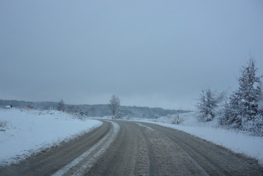 Droga powiatowa relacji Grzybno-Hopy, wtorek 30.11 ok. godz....