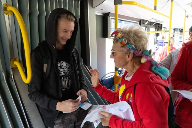 Niezwykła akcja Fundacji Dr Clown. Wolontariusze dzielili się uśmiechem i radością z pasażerami kieleckiego autobusu.