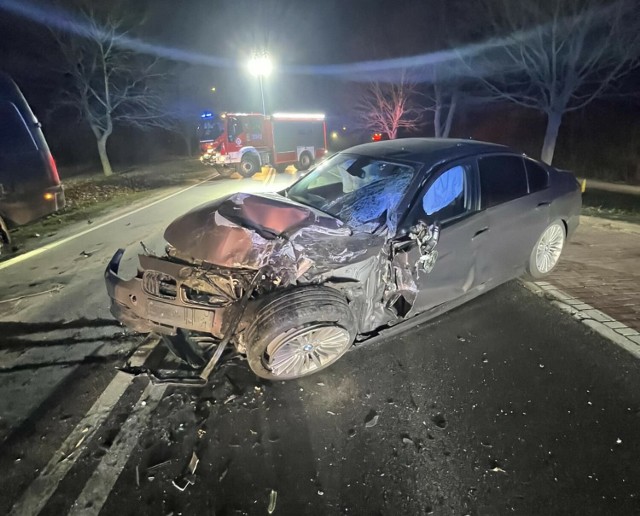 Do wypadku doszło na drodze wojewódzkiej nr 151. Na miejsce skierowano dwa zastępy straży pożarnej, pogotowie i policję.