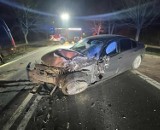 Groźny wypadek w Kłodawie. Na drodze wojewódzkiej nr 151 bmw czołowo zderzyło się z busem