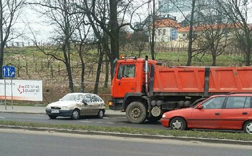 Zderzenie opla i ciężarówki na ul. Wrocławskiej w Zielonej Górze [ZDJĘCIA]