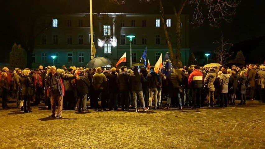 Leszno. Protestowali przed sądem  przy ulicy Dąbrowskiego