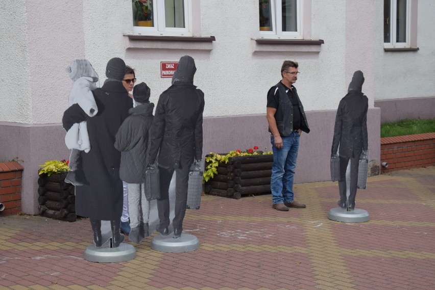 Czarno-białe sylwetki zesłańców na Sybir. Nietypowa wystawa stanęła w centrum Sokółki (zdjęcia)